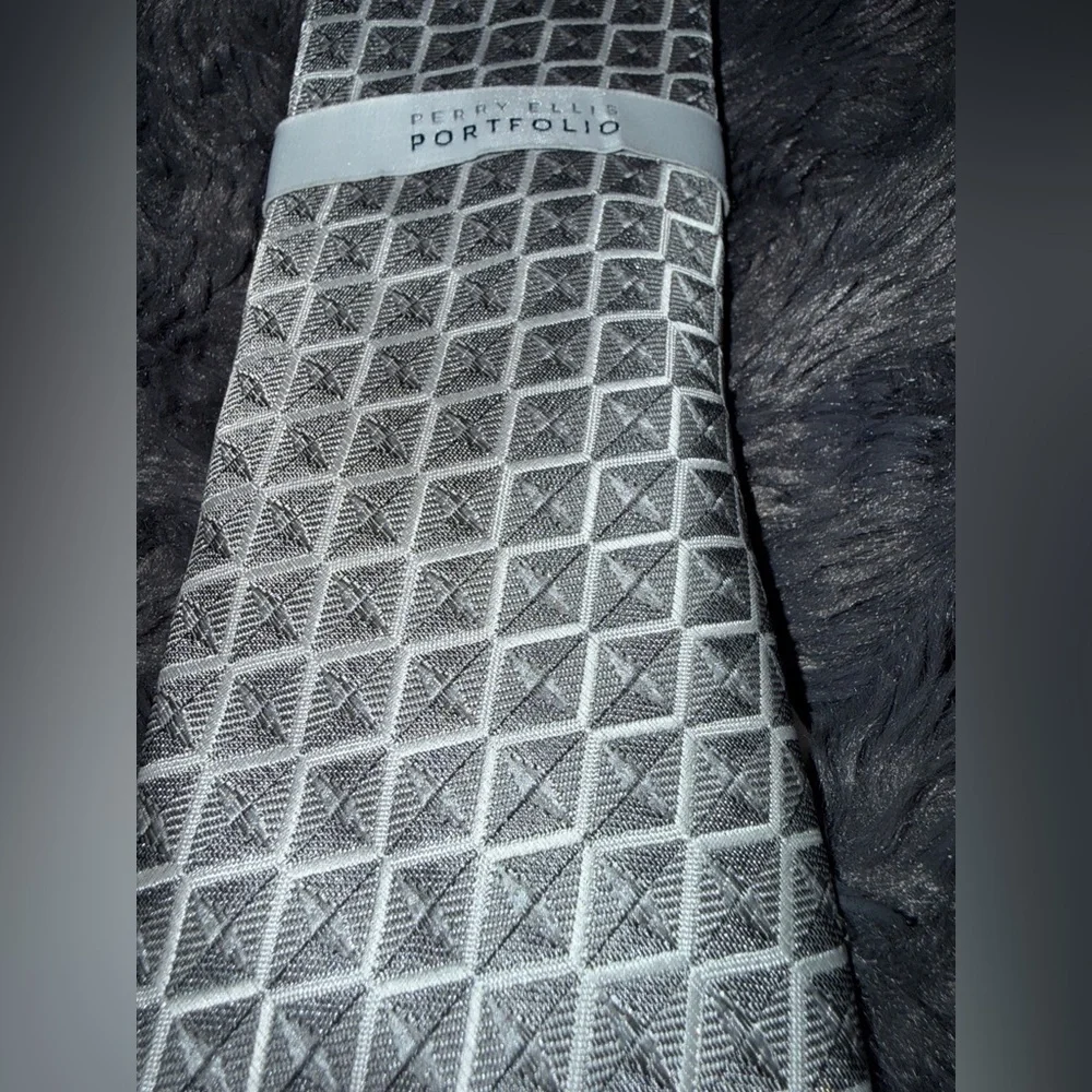 NWT Perry Ellis Portfolio Gray Geometric Patterned Tie